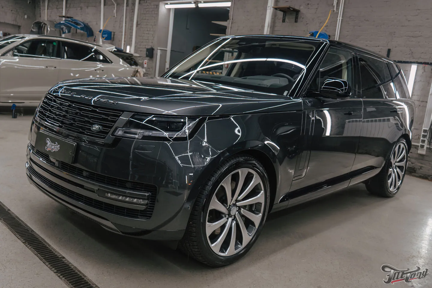 Защитили Range Rover Autobiography прозрачным глянцевым полиуретаном и оклеили панель и экран в салоне